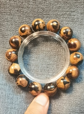 海柳手串:1.6+圆珠，41.4克。编号C922。