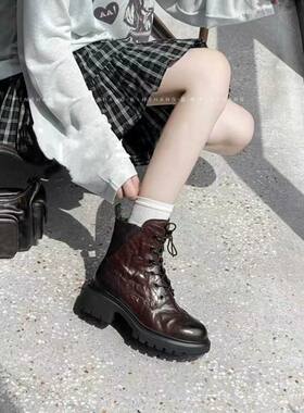 珀莱丽2025年新款真皮厚底马丁靴女英伦风复古短靴平底马丁靴