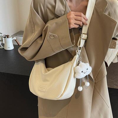 大容量饺子包包女士2025新款宽带软皮斜挎包百搭通勤包休闲月牙包