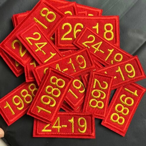 定制刺绣煤矿员工编号数字 洗衣牌 工作服可缝胸牌姓名号码牌