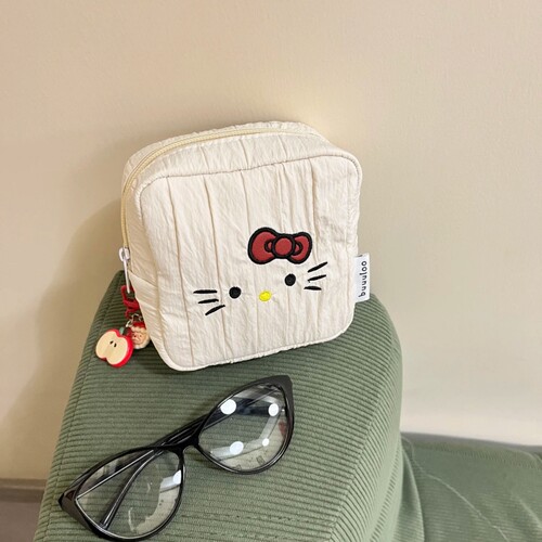 新款原创刺绣kitty化妆包可爱大容量小方包出行姨妈巾收纳内胆包 - 封面