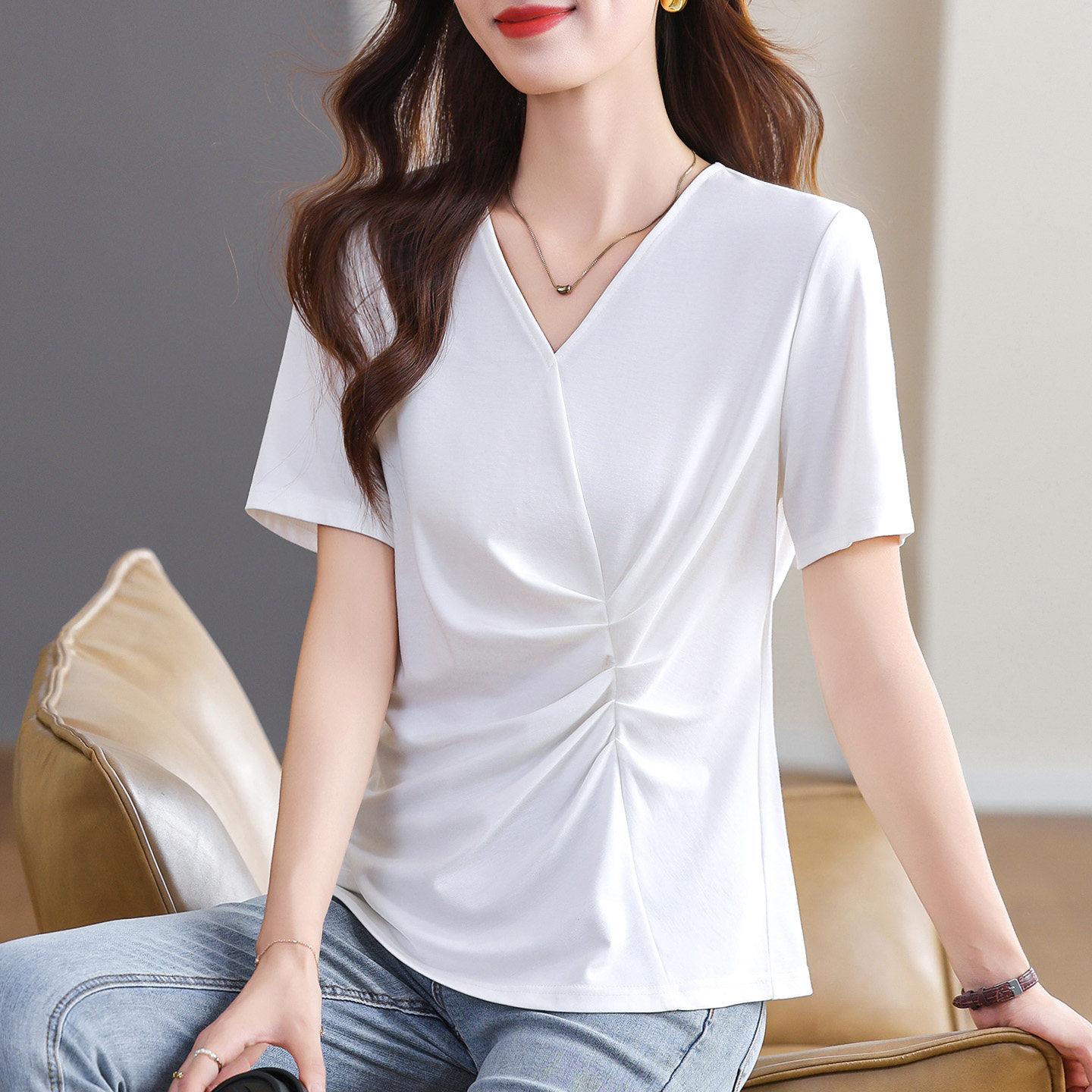 白色短袖轻奢高级感2025夏季新款V领百搭T恤女小衫修身体恤衫上衣