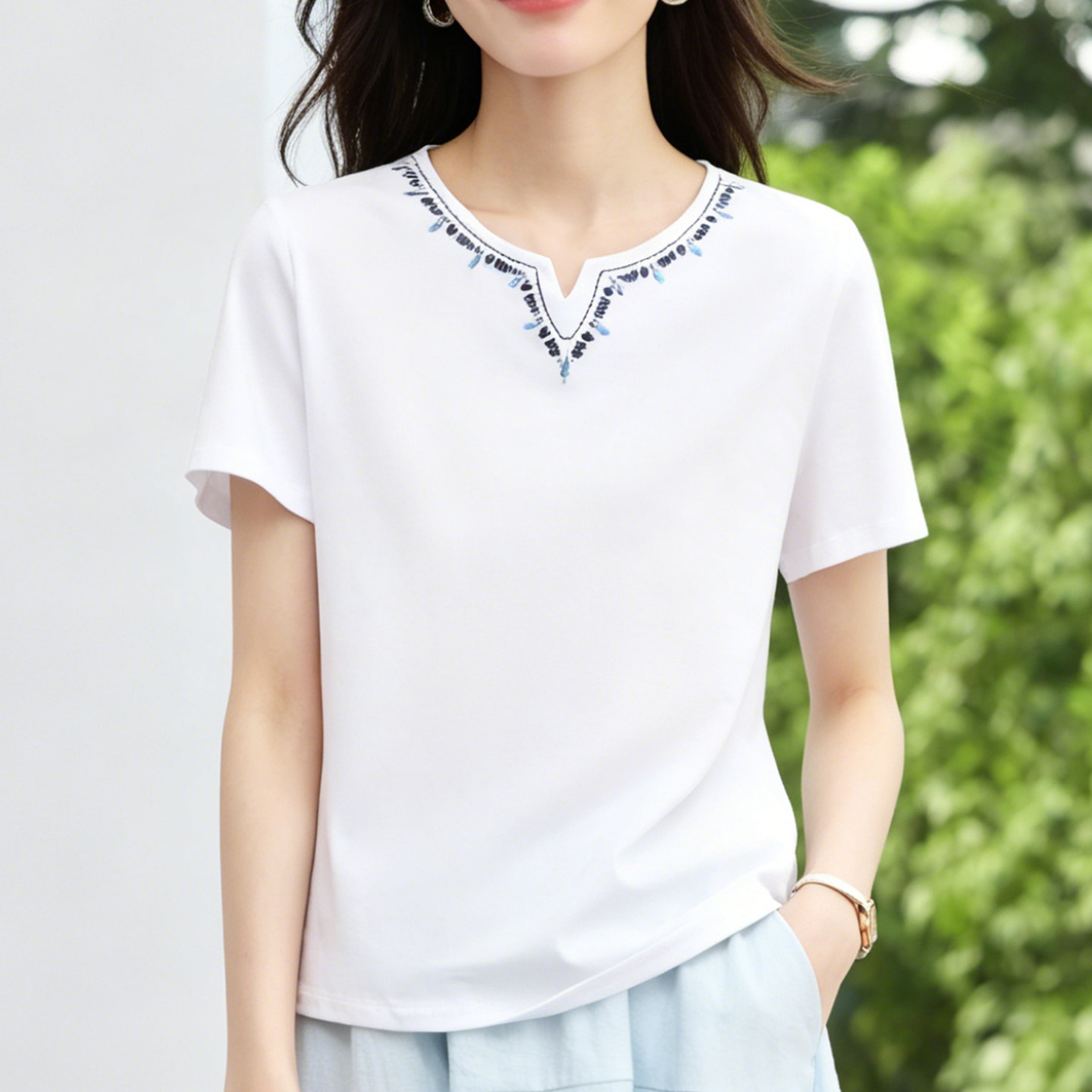 白色小V领短袖t恤女上衣2026夏季新款设计感半袖洋气减龄女士体桖