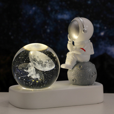 宇航员小夜灯水晶球摆件太空人桌面装饰品生日礼物男生兄弟高级感