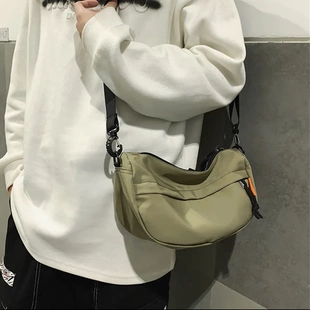 男士单肩包ins风饺子包挎包时尚男女同款日式小包女简约潮斜挎包