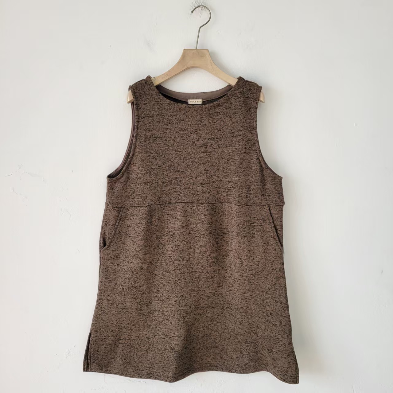 日单秋冬季加绒通勤风无袖背心女中长款圆领百搭显瘦简约马甲上衣