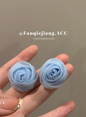 一只番茄酱超仙法式蓝色玫瑰花朵耳环女2025新款度假风百搭高级感