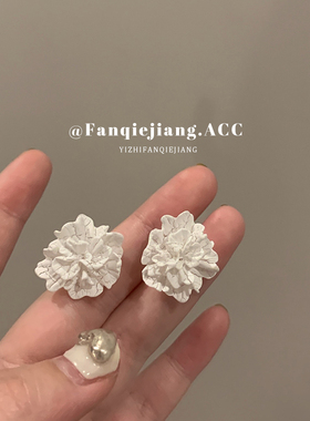 一只番茄酱法式白花小众耳环