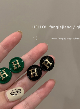 一只番茄酱高级感绿色字母耳环