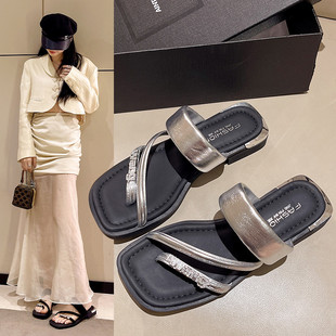 新款 韩版 银色拖鞋 气质水钻低跟平底夹脚凉拖女鞋 子 女2024夏季 时尚