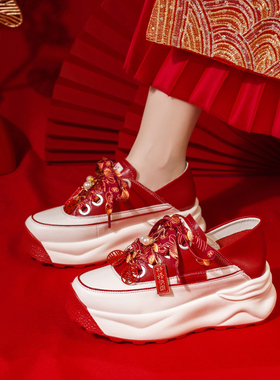 红色绑带婚鞋女2026新款松糕厚底休闲鞋秀禾婚纱两穿不累脚新娘鞋