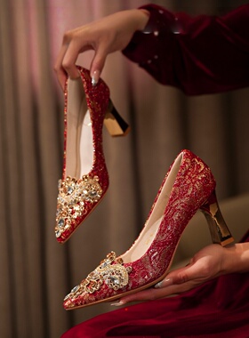 红色秀禾婚鞋女2026新款尖头粗跟中式敬酒服结婚新娘高跟鞋不累脚