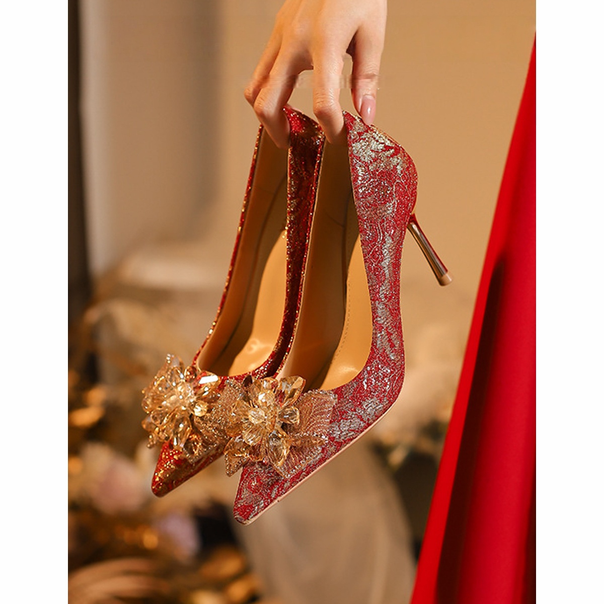 尖头水钻红色刺绣秀禾婚鞋女细跟高跟鞋中式婚礼敬酒服绝美新娘鞋