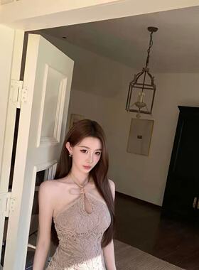 纯欲挂脖蕾丝连衣裙女｜精致镂空羽毛下摆显身材包臀短裙
