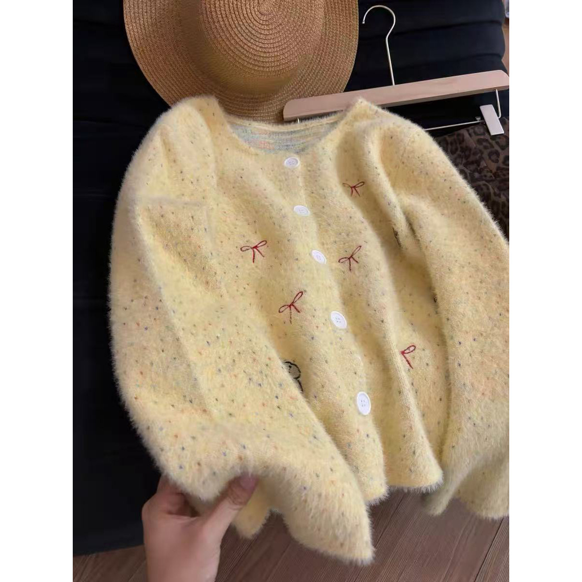 芝士~柔软马海毛减龄卡通刺绣奶黄色秋显瘦圆领开衫毛衣外套女潮