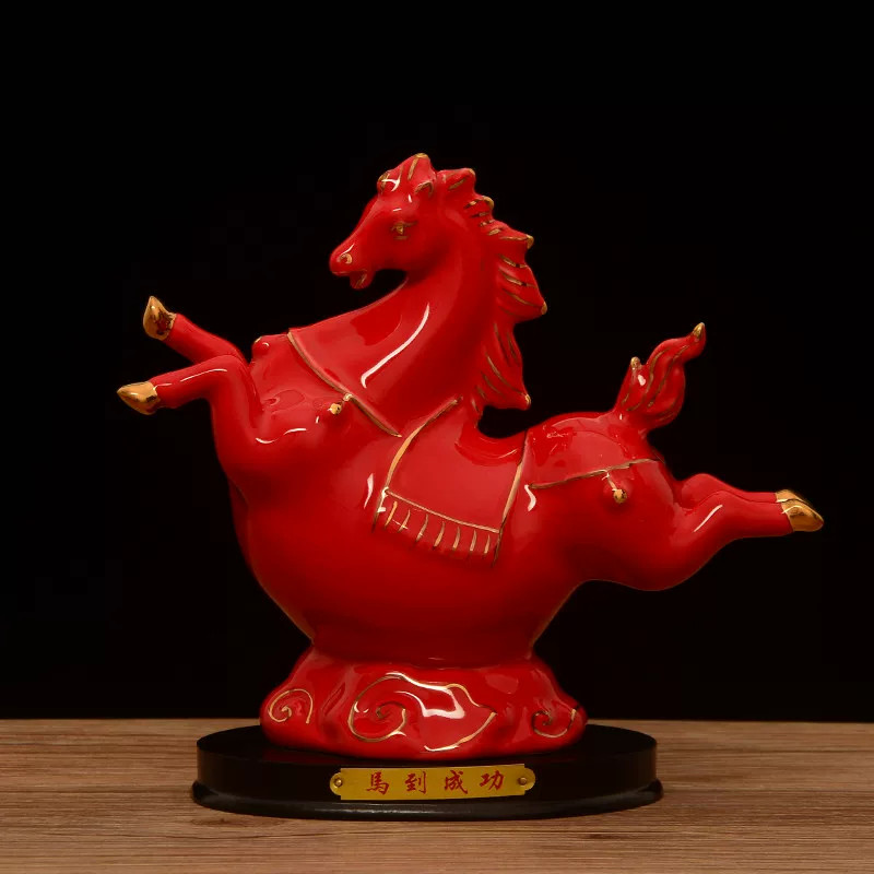 红色陶瓷立马马到成功吉祥摆件