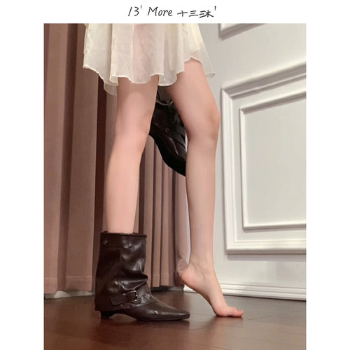13' More ▏十三沐＇欧美复古尖头短筒时装靴女棕色皮带扣内增高