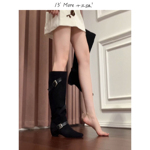 13' More ▏十三沐＇欧美风黑色尖头长靴女冬季皮带扣低跟时装靴