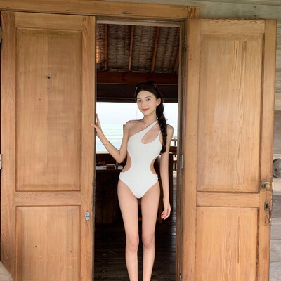 度假氛围感白色露肩比基尼游泳衣