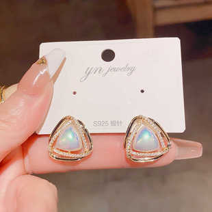 s925银针东大门新款几何三角形珍珠耳钉精致小巧百搭设计感耳环女