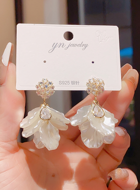 法式复古时尚高级感镶钻白色花瓣流苏耳坠轻奢温柔百搭设计耳环女