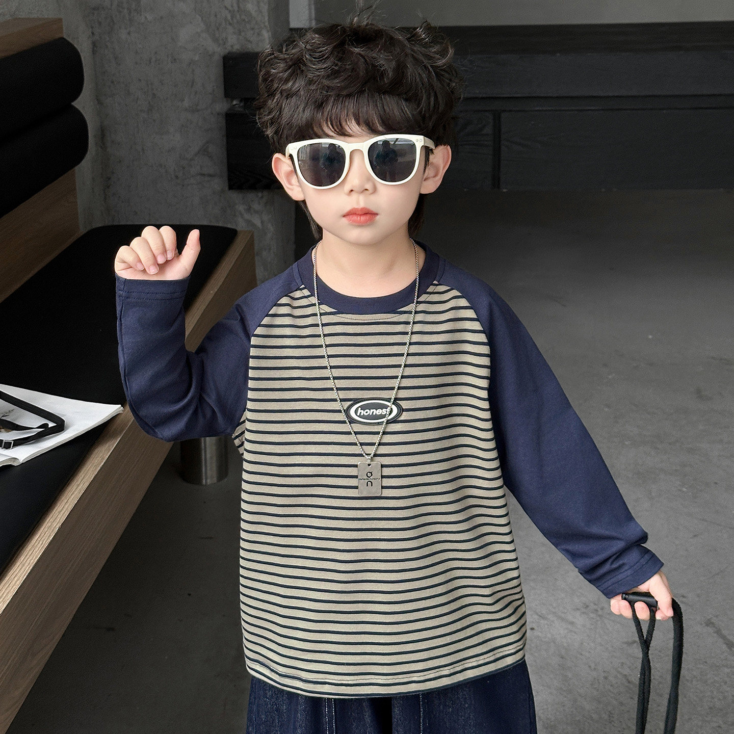 男童春秋装条纹贴标T恤2026新款儿童韩版时髦帅气长袖打底衫卫衣