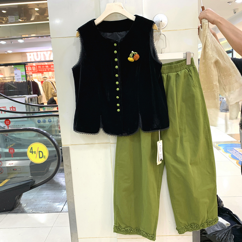 QDMEIWEN 25B-1006 多粒扣南瓜丝绒马甲+木耳边亮色气球裤两件套