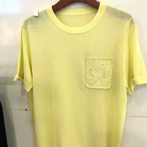 026-8241欧洲站时尚气质圆领刺绣胸花短袖亚麻针织显瘦上衣春夏新