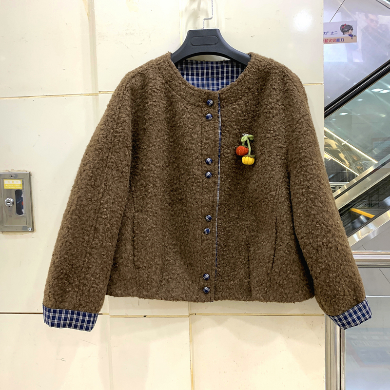 柏菲尔BFE-D26303 小南瓜胸针格子袖口单排扣休闲羊羔毛短外套冬
