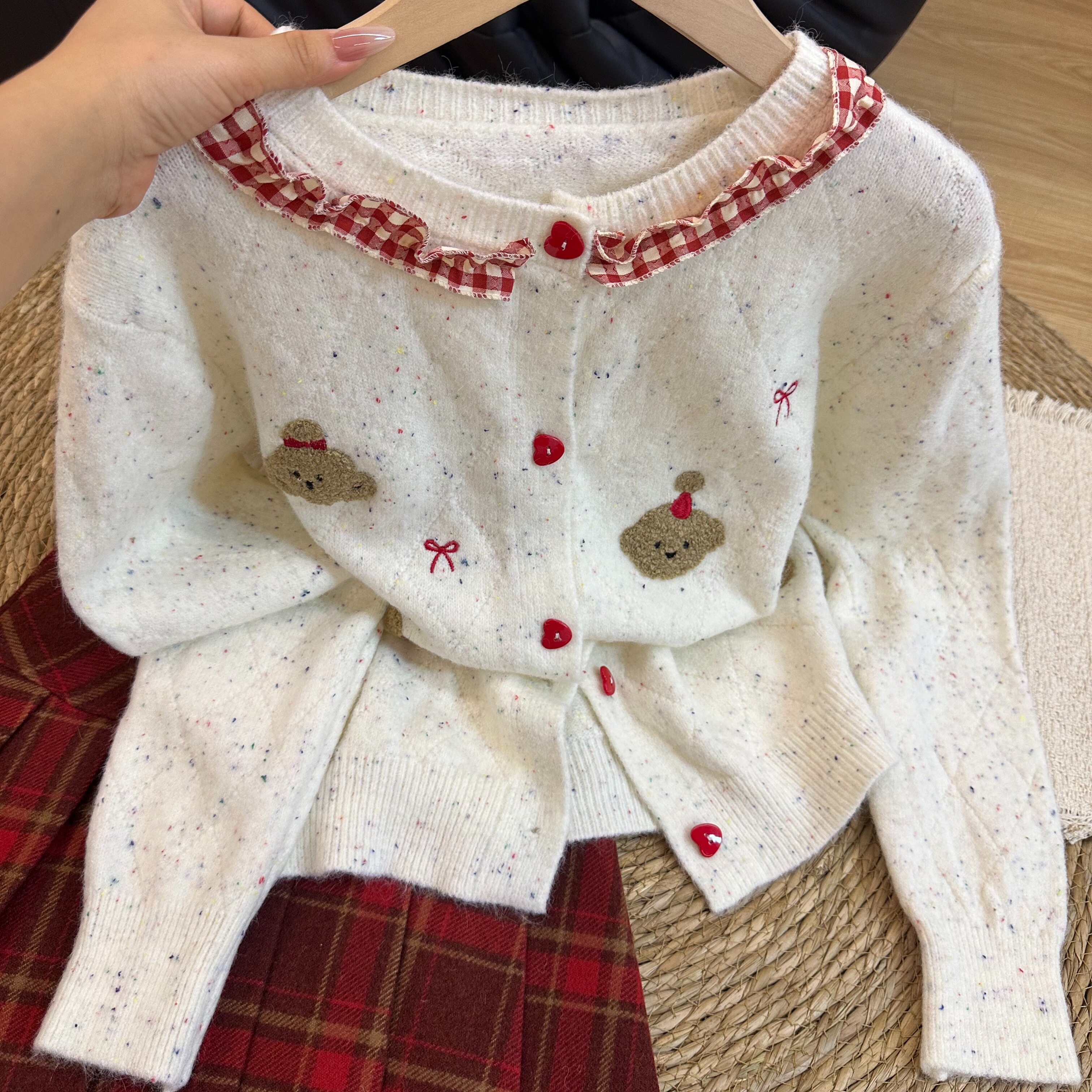 甜美可爱风小熊刺绣圆领毛衣