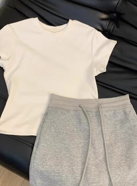 简单干净的配色穿搭真的很爱！白色正肩T恤女夏季新款灰色包臀裙