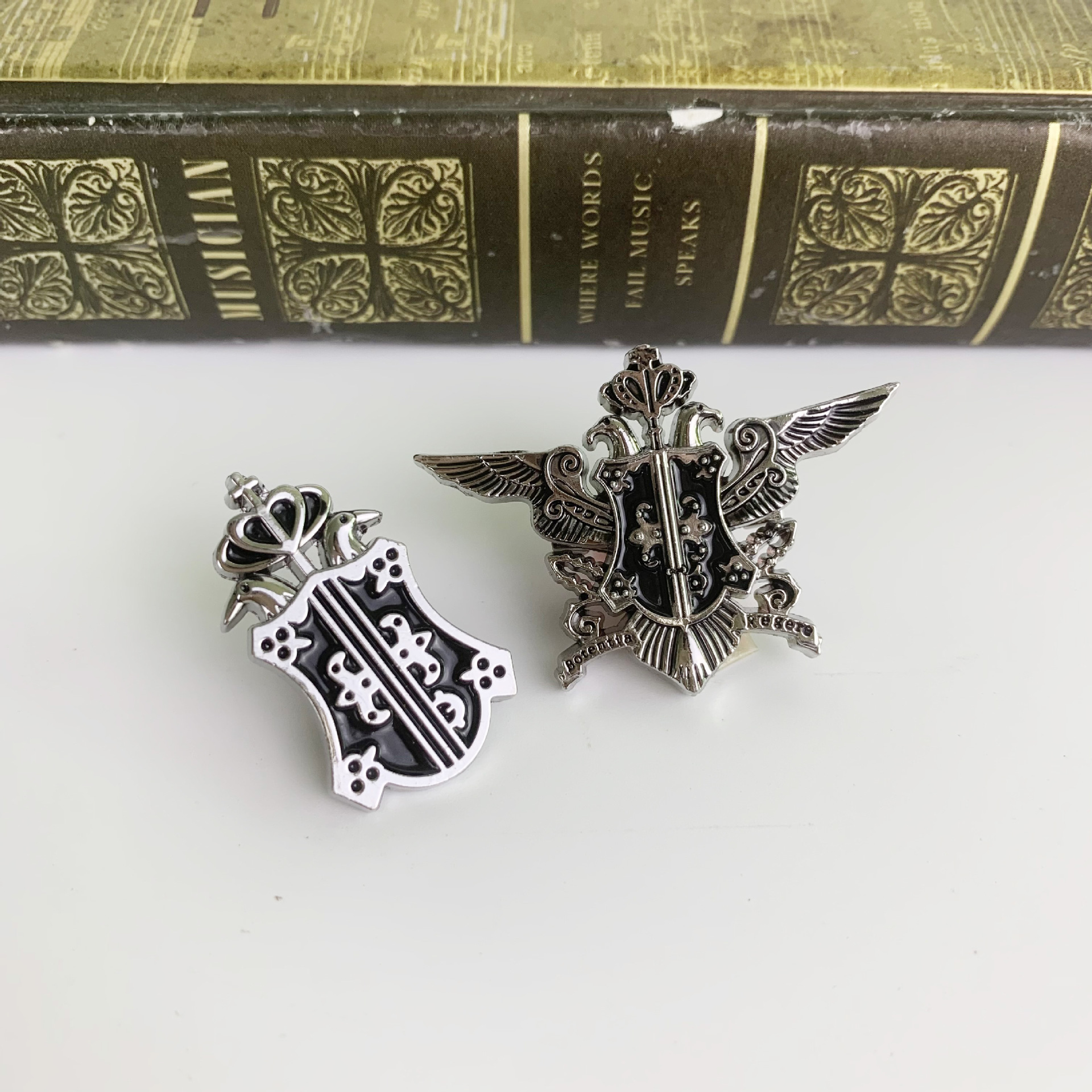 黑执事周边胸针夏尔管家塞巴斯蒂安cos卡通徽章书包别针配饰品