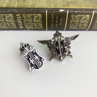 黑执事周边胸针夏尔管家塞巴斯蒂安cos卡通徽章书包别针配饰品