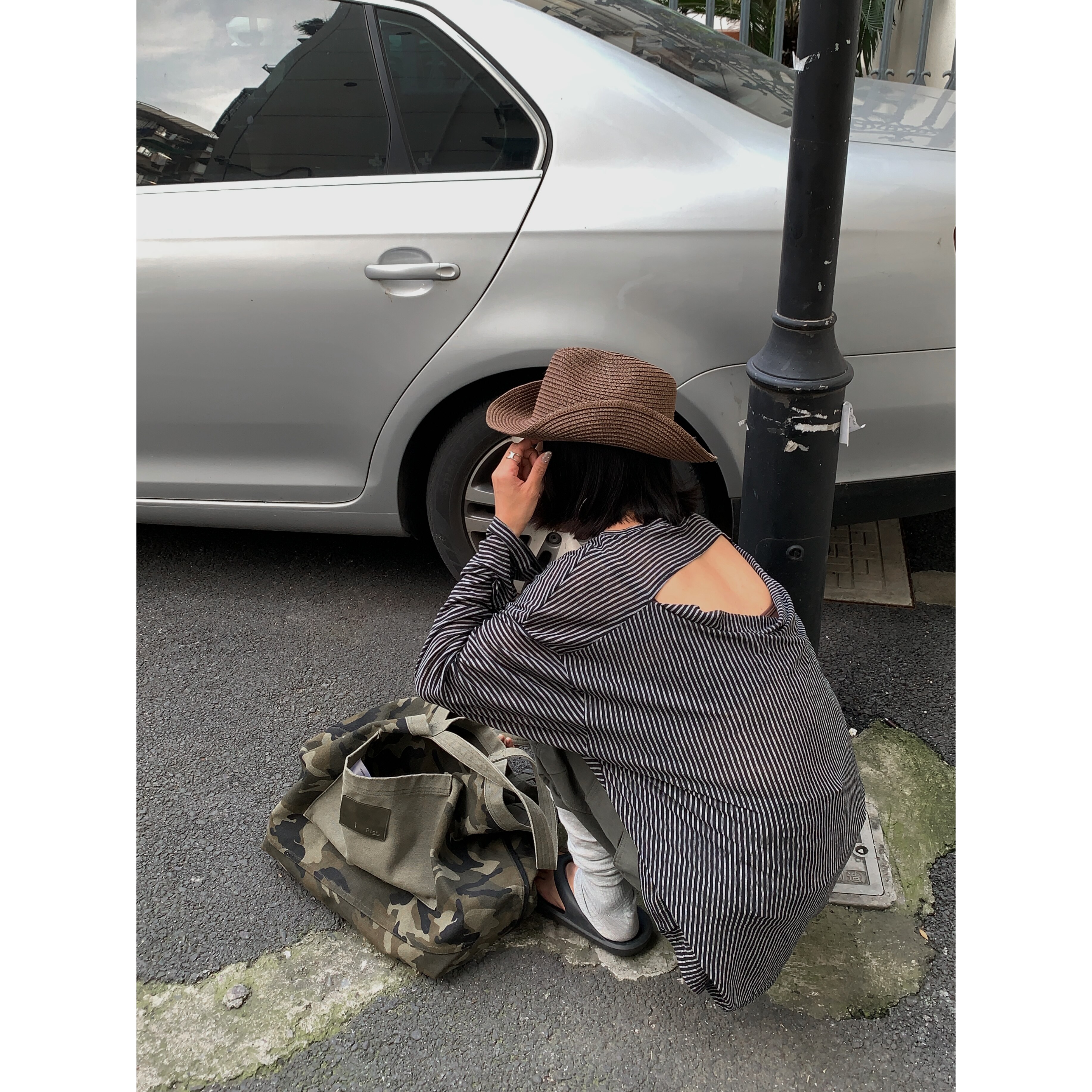不咸露背条纹轻薄长袖T恤