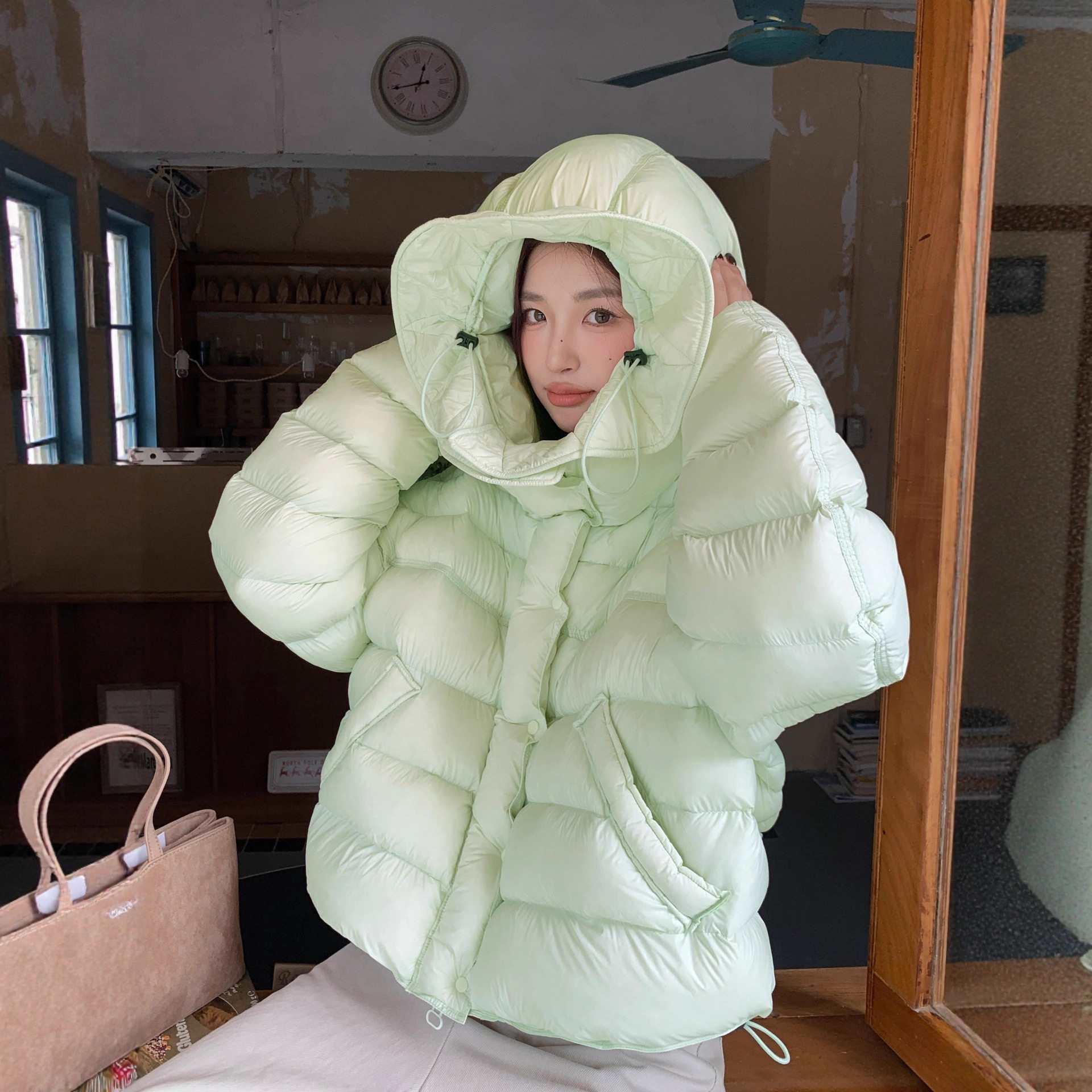 90白鸭绒2025冬季新款短款羽绒服女连帽排骨泡芙感韩版宽松外套潮