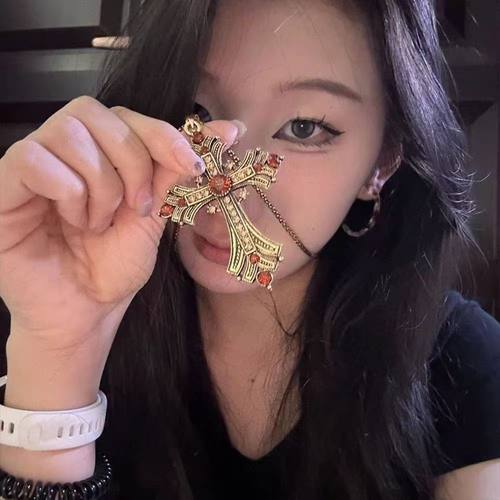 y2k朋克辣妹金色水钻十字架吊坠长款项链甜酷风中古亚文化锁骨链