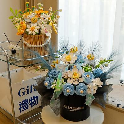 手捧抱抱桶花束送男女朋友礼品