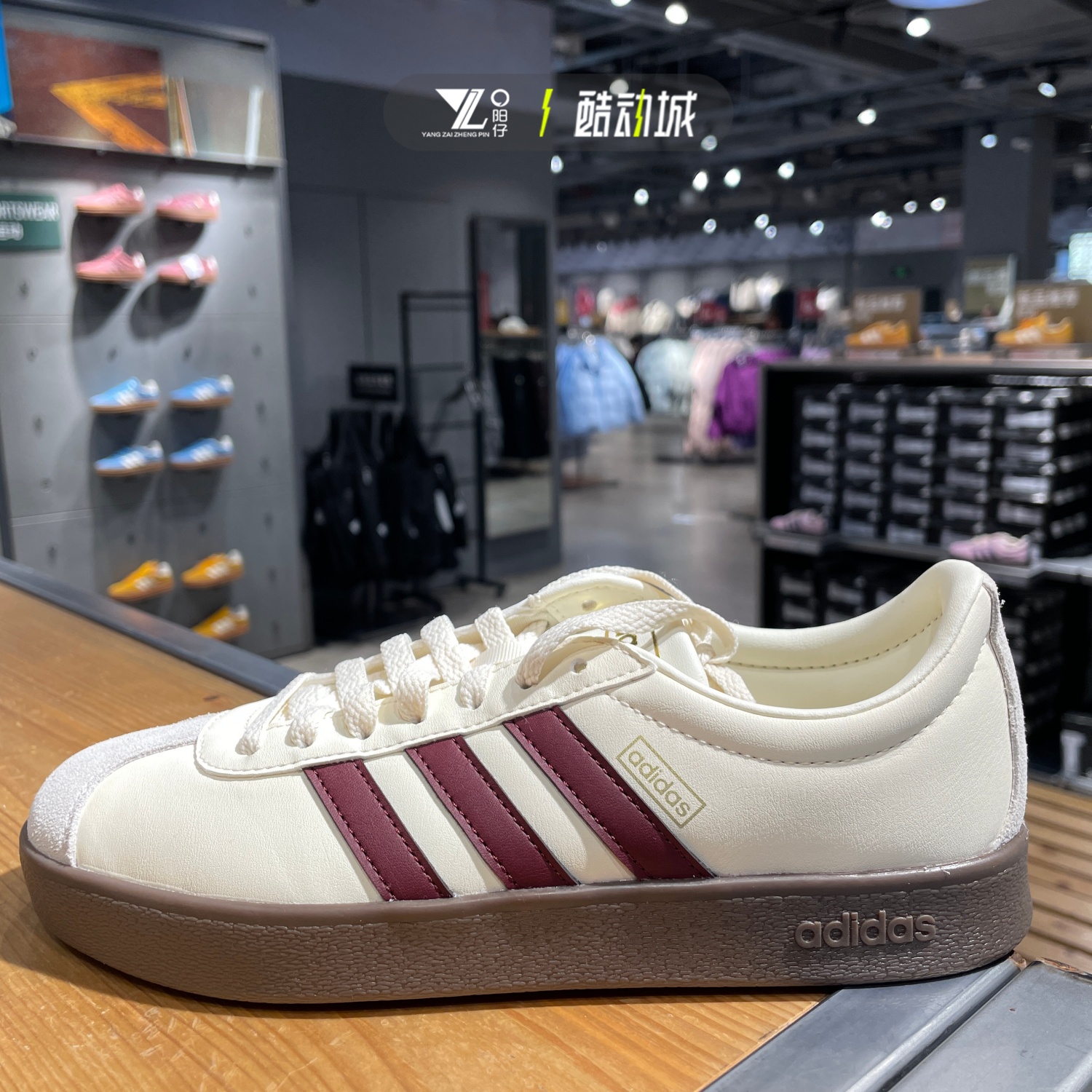 阿迪达斯男女款休闲板鞋