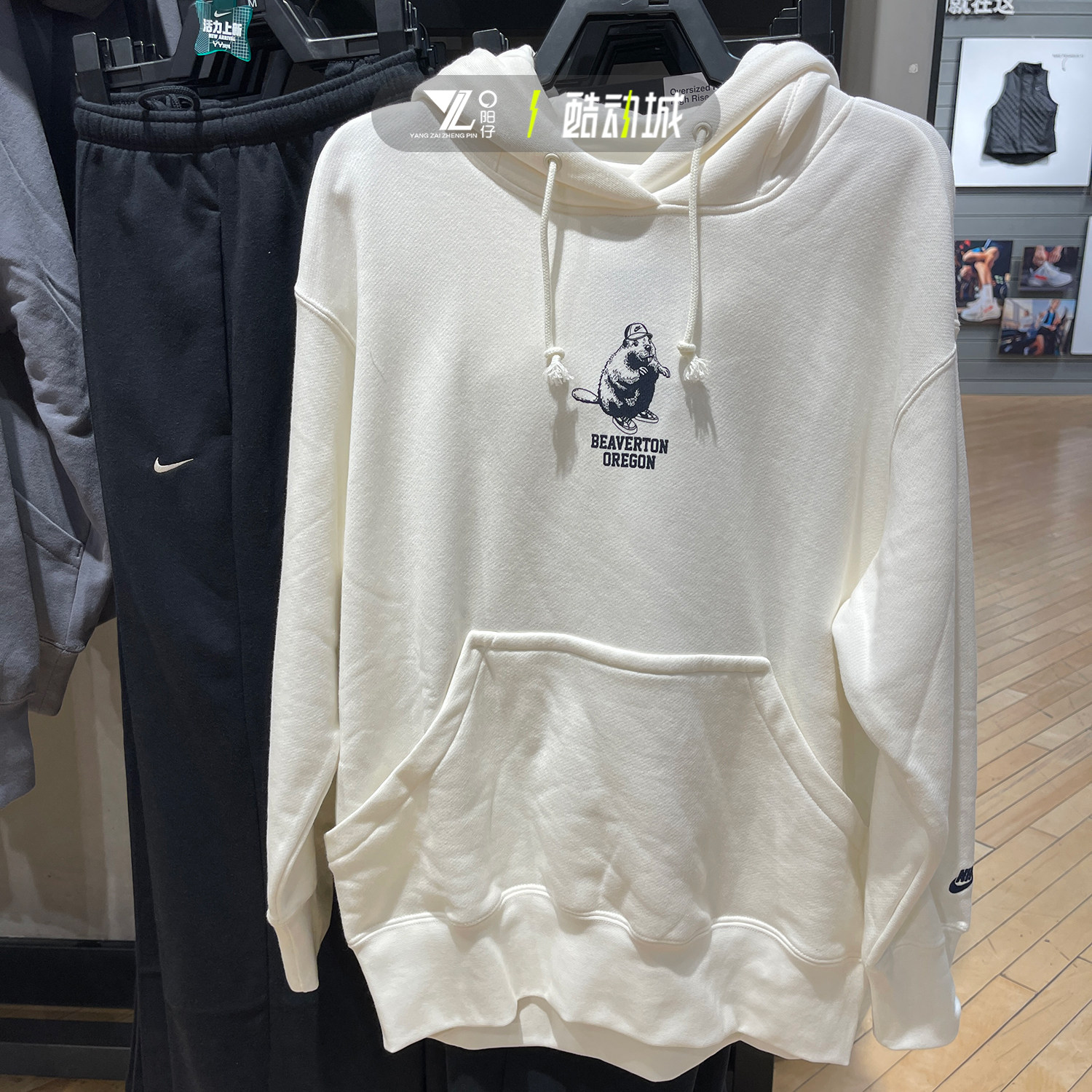 正品nike耐克新款女子休闲套头衫白色宽松印花连帽卫衣HV1743-133
