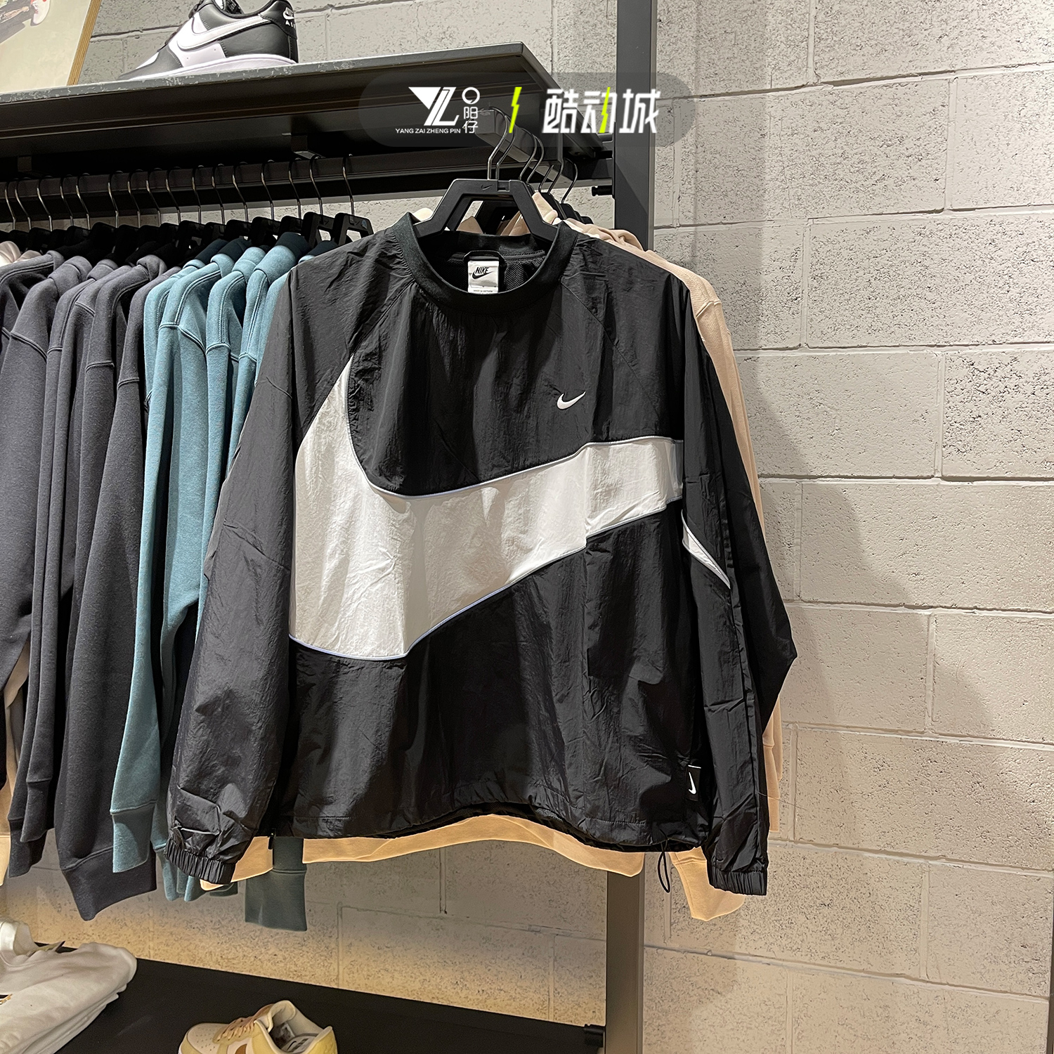 圆领梭织大logo休闲卫衣