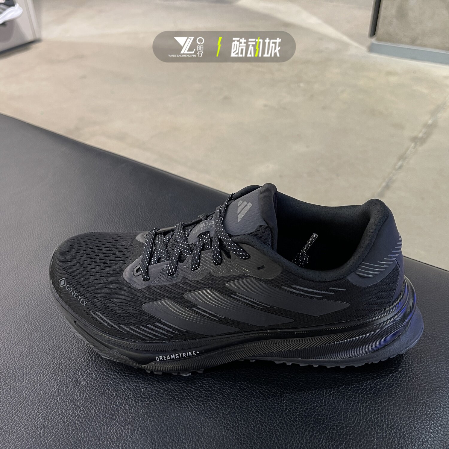 专柜正品Adidas女子黑色跑步鞋图片