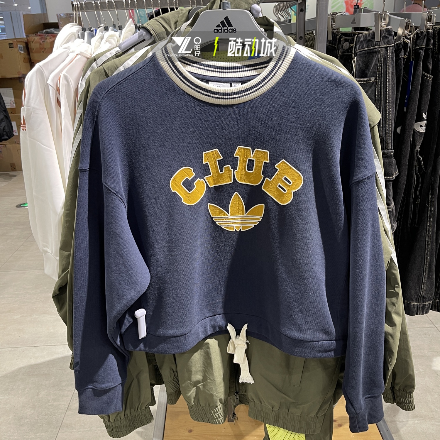 专柜正品Adidas女子简约运动卫衣