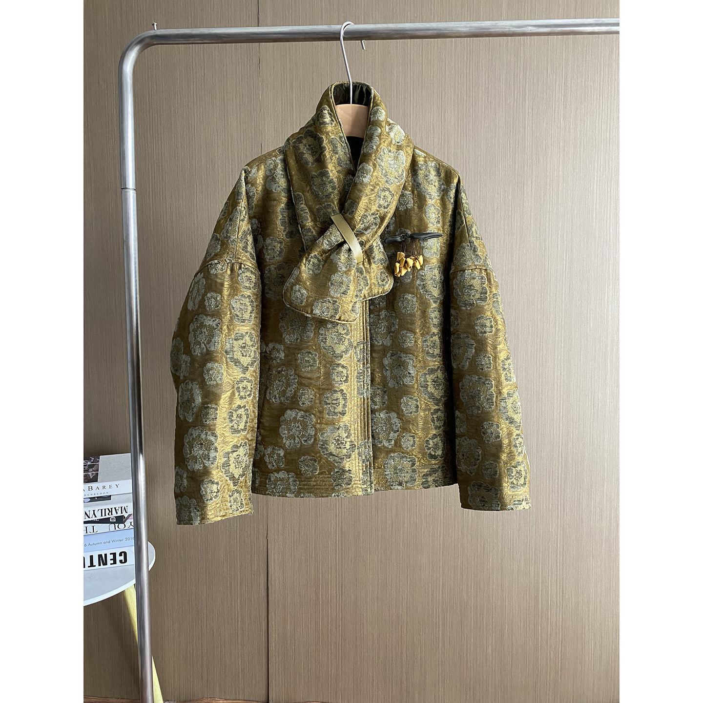 2025冬季新款新中式V领提花白鸭绒羽绒服女短款带围巾厚保暖外套,女装/女士精品,羽绒服,淘宝优惠券,粉丝福利购,淘宝优惠卷