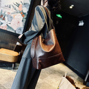 欧美时尚 牛皮水桶包斜挎单肩大包 大容量真皮女包2025秋冬新款