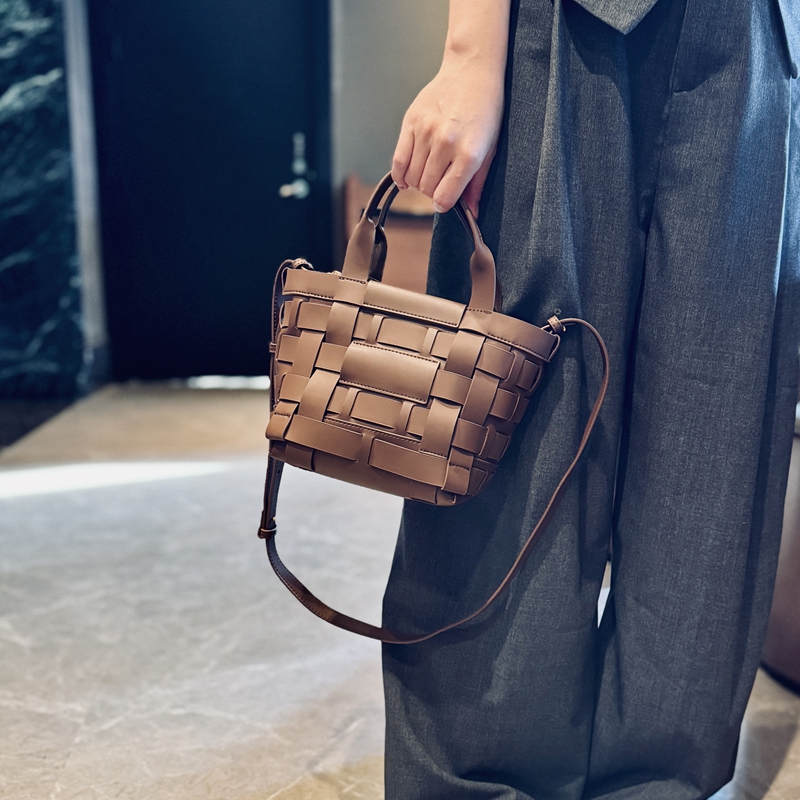 欧美时尚真皮水桶包2025年新款牛皮编织包休闲女包手提单肩斜挎包