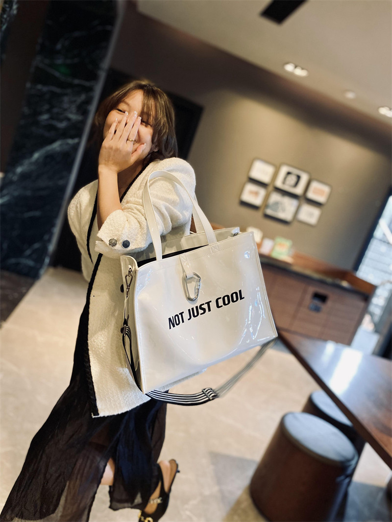 欧美时尚休闲大容量真皮女包潮2023新款银色牛皮大包手提斜挎包女