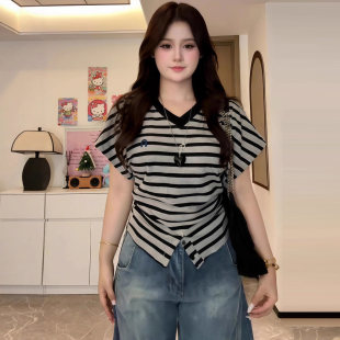 t恤女夏2025新款 复古条纹V领短袖 显瘦百搭绝美上衣潮 胖mm美式 大码