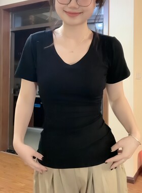 大码胖mm纯欲辣妹修身黑色短款v领上衣女夏2026新款正肩短袖t恤潮