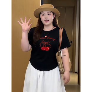 胖mm显瘦绝美正肩修身 大码 T恤夏季 设计感时尚 樱桃小上衣 刺绣短袖
