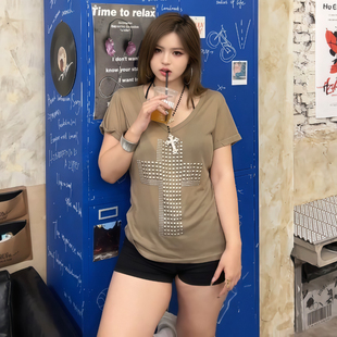 T恤夏季 大码 V领立体图案短袖 女装 微胖mm设计感显瘦气质小上衣 美式